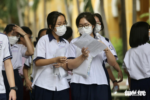 Điểm thi tốt nghiệp: TP.HCM có 1 điểm 10 toán, không điểm 10 văn - Ảnh 1. Thí sinh thi tốt nghiệp THPT tại TP.HCM năm 2023 - Ảnh: PHƯƠNG QUYÊN
