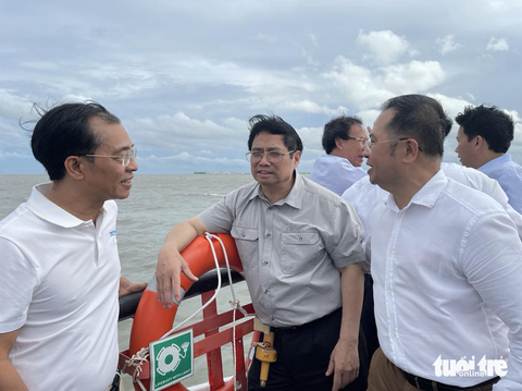 Thủ tướng Phạm Minh Chính trao đổi với Tổng giám đốc Cảng Sài Gòn Nguyễn Lê Chơn Tâm và Tổng giám đốc công ty tư vấn thiết kế cảng kỹ thuật biển Port Coast Phạm Anh Tuấn, yêu cầu đảm bảo tiến độ siêu cảng Cần Giờ - Ảnh: VIỄN SỰ Thủ tướng Phạm Minh Chính trao đổi với Tổng giám đốc Cảng Sài Gòn Nguyễn Lê Chơn Tâm và Tổng giám đốc công ty tư vấn thiết kế cảng kỹ thuật biển Port Coast Phạm Anh Tuấn, yêu cầu đảm bảo tiến độ siêu cảng Cần Giờ - Ảnh: VIỄN SỰ