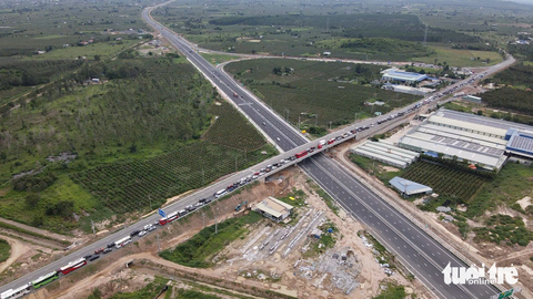 Vì sao nhiều hạng mục cao tốc từ Vĩnh Hảo đến Dầu Giây còn ngổn ngang? - Ảnh 3. Nút giao Ba Bàu thường xảy ra ùn tắc, nhất là những ngày cuối tuần - Ảnh: ĐỨC TRONG