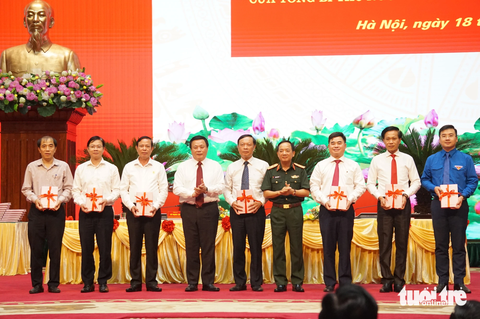 Tặng sách mới của Tổng Bí thư Nguyễn Phú Trọng cho đại diện các bộ, ban, ngành tại lễ giới thiệu sách - Ảnh: T.ĐIỂU Tặng sách mới của Tổng bí thư Nguyễn Phú Trọng cho đại diện các bộ, ban, ngành tại lễ giới thiệu sách - Ảnh: T.ĐIỂU