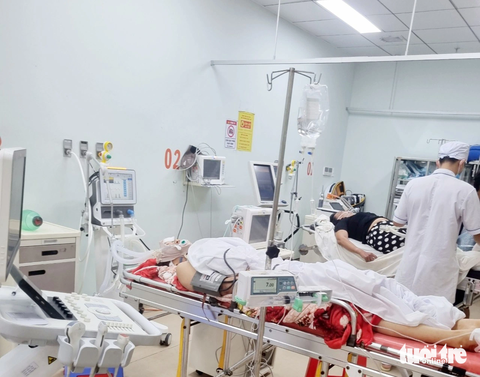 Sập nhà chờ cảng ở đảo Nam Du: 3 người bị thương được đưa vào đất liền điều trị - Ảnh 1. Ba nạn nhân bị thương do nhà chờ ở bến cảng An Sơn bị sập được bác sĩ Bệnh viện Đa khoa tỉnh Kiên Giang tích cực điều trị - Ảnh: C.CÔNG
