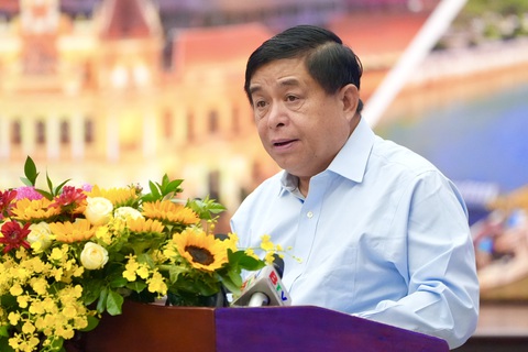 TP.HCM vay khoảng 20 tỉ đô làm các tuyến metro, nghiên cứu cơ chế - Ảnh 1. Bộ trưởng Bộ Kế hoạch và Đầu tư Nguyễn Chí Dũng, phó chủ tịch thường trực Hội đồng điều phối vùng Đông Nam Bộ, báo cáo kế hoạch triển khai hoạt động hội đồng 6 tháng cuối năm 2023 - Ảnh: HỮU HẠNH