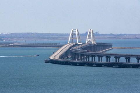Vụ tấn công cầu Crimea ảnh hưởng gì tới xung đột Ukraine? - Ảnh 1. Cầu Crimea, nối vùng Krasnodar của Nga với bán đảo Crimea - Ảnh: AP