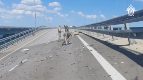 Vụ tấn công cầu Crimea ảnh hưởng gì tới xung đột Ukraine? - Ảnh 2. Hình ảnh cầu Crimea sau vụ tấn công - Ảnh: REUTERS