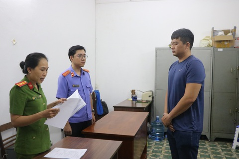 Sau gần một năm, người hành hung bác sĩ Bệnh viện Gia Định bị khởi tố - Ảnh 1. Cơ quan điều tra tống đạt các quyết định khởi tố đối với Đào Quốc Bảo - Ảnh: Công an cung cấp