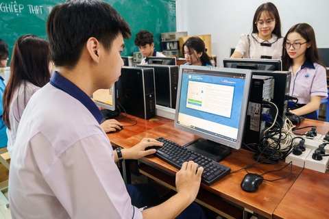 Điểm sàn xét tuyển điểm thi THPT nhiều trường từ 14 - 21 - Ảnh 1. Thí sinh đăng ký xét tuyển trên hệ thống của Bộ Giáo dục và Đào tạo tại Trường đại học Công Thương TP.HCM sau khi trường công bố điểm sàn - Ảnh: VĂN VŨ