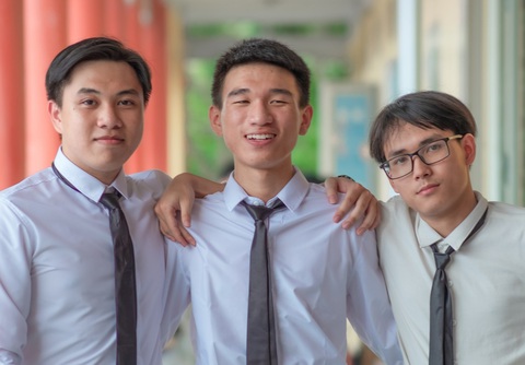 Thủ khoa, á khoa siêu nỗ lực khối A00 - đôi bạn học chung một lớp - Ảnh 1. Thí sinh Nguyễn Mạnh Hùng, thủ khoa toàn quốc khối A00 (giữa) và thí sinh Đặng Tuấn Anh, á khoa toàn quốc khối A00 (bên phải), là đôi bạn học cùng một lớp - Ảnh: NVCC