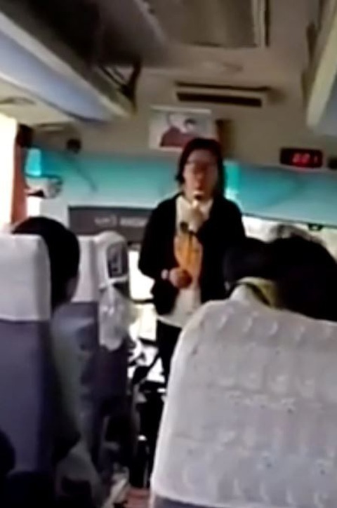 Tour guide chê khách thiếu tôn trọng vì 'đang thuyết minh sao ngủ gật' - Ảnh 2. Màn đấu khẩu "cực căng" vì chuyện ngủ gật của khách.