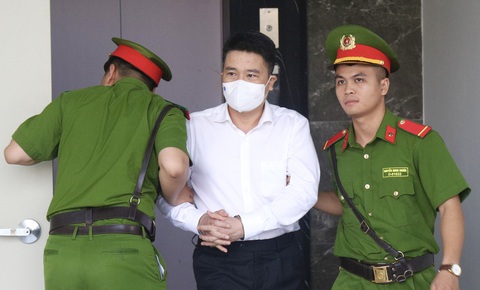 Cựu phó chủ tịch Hà Nội: 'Kể cả phạm tội, vẫn cần trung thực, đàng hoàng' - Ảnh 3. Trần Văn Tân - cựu phó chủ tịch UBND tỉnh Quảng Nam - được dẫn giải đến tòa - Ảnh: DANH TRỌNG