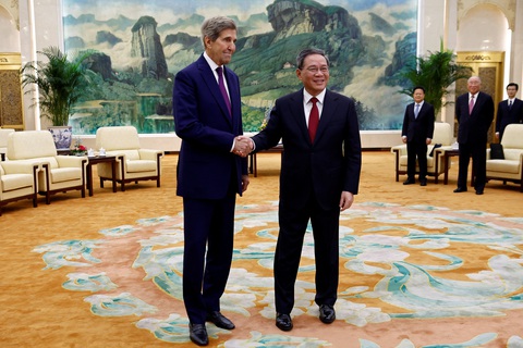 Đặc phái viên Mỹ về biến đổi khí hậu John Kerry trong cuộc gặp Thủ tướng Trung Quốc Lý Cường ngày 18-7 - Ảnh: REUTERS Đặc phái viên Mỹ về biến đổi khí hậu John Kerry trong cuộc gặp Thủ tướng Trung Quốc Lý Cường ngày 18-7 - Ảnh: REUTERS