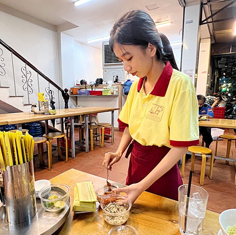 Lương Huyền Trân làm thêm ở quán mì - Ảnh: Y.TRINH Lương Huyền Trân làm thêm ở quán mì - Ảnh: Y.TRINH