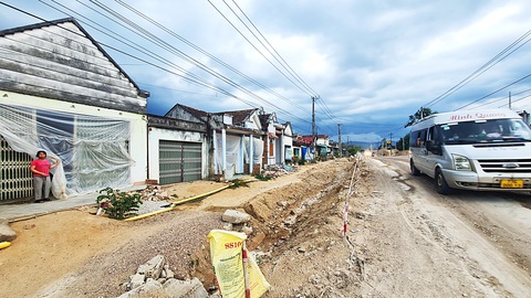 Nhiều nhà dân ở xã Tây Giang, huyện Tây Sơn phải dùng bạt che chắn các cửa để tránh bụi bay vào nhà - Ảnh: L.THIÊN Nhiều nhà dân ở xã Tây Giang, huyện Tây Sơn phải dùng bạt che chắn các cửa để tránh bụi bay vào nhà - Ảnh: L.THIÊN