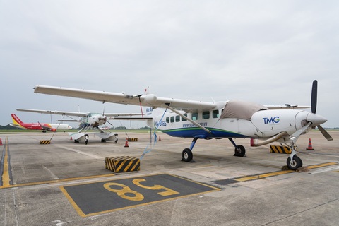 Sân bay Nội Bài đã mở cửa khai thác trở lại - Ảnh 1. Thủy phi cơ được chằng, giữ để phòng chống bão tại sân bay Nội Bài sáng 18-7 - Ảnh: NIA