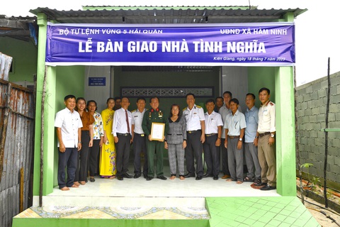 ‘Có căn nhà tình nghĩa che mưa, che nắng vầy tui vui lắm…’ - Ảnh 1. Vùng 5 hải quân phối hợp với chính quyền địa phương và Quỹ học bổng Vừ A Dính tổ chức lễ bàn giao nhà tình nghĩa cho gia đình ông Phương - Ảnh: VĂN ĐỊNH