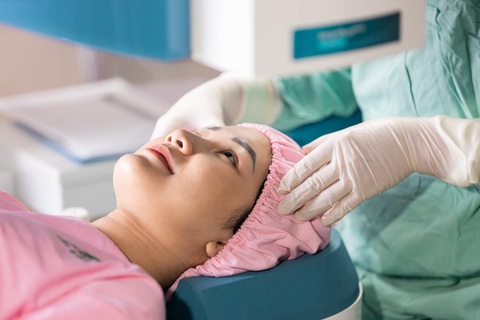 Sử dụng tia laser công nghệ cao để điều trị các tật khúc xạ - Ảnh 1. Sử dụng tia laser công nghệ cao để điều trị các tật khúc xạ - Ảnh 1.