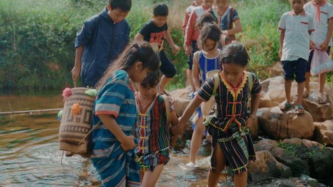 URC tặng máy lọc nước và cặp sách cho trẻ em Bảo Lâm - Ảnh 2. URC tặng máy lọc nước và cặp sách cho trẻ em Bảo Lâm - Ảnh 2.