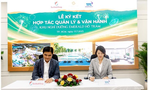 BenThanh Group và TTC Hospitality hợp tác vận hành Emerald Hồ Tràm Resort - Ảnh 2. Ông Hoàng Tâm Hòa - tổng giám đốc Tổng công ty Bến Thành và bà Châu Thị Kim Phước - phó tổng giám đốc TTC Hospitality ký kết hợp tác vận hành Emerald Hồ Tràm Resort.