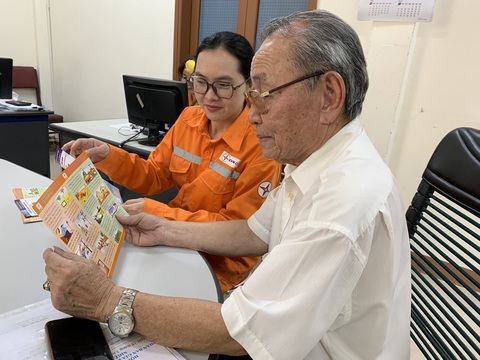 PC Quảng Trị đẩy mạnh công tác kiểm tra sử dụng điện - Ảnh 3. Tuyên truyền nâng cao nhận thức người dân sử dụng điện an toàn, tiết kiệm