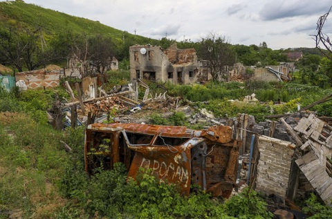 Ukraine phản công gặp khó khăn - Ảnh 2. Ngôi làng Kupyansk-Vuzlovyi ở Ukraine hoang tàn sau trận đánh bom. Ảnh chụp ngày 28-6 - Ảnh chụp màn hình: Sofiia Bobok/Anadolu Agency/Getty Images