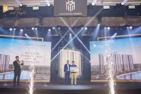 Chính thức mở bán tòa West B thuộc dự án cao cấp Masteri West Heights - Ảnh 3. Khách hàng nhận giải đặc biệt 3 cây vàng tại sự kiện mở bán tòa West B - Masteri West Heights