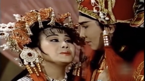 Tài Linh - Vũ Linh, cặp đôi được khán giả yêu thích trong nhiều vở cải lương quay video những năm 1990 - Ảnh chụp màn hình: L.ĐOAN Tài Linh - Vũ Linh, cặp đôi được khán giả yêu thích trong nhiều vở cải lương quay video những năm 1990 - Ảnh chụp màn hình: L.ĐOAN