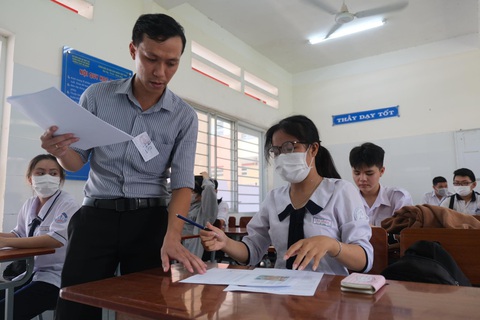 Đã có điểm thi tốt nghiệp THPT ở TP.HCM, mời bạn đọc tra cứu - Ảnh 1. Thí sinh dự thi tốt nghiệp THPT năm 2023 ở TP.HCM - Ảnh: NGỌC PHƯỢNG