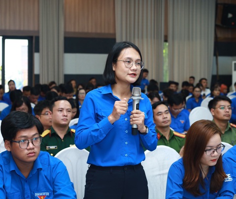 Tiếp sức giáo viên trẻ, nuôi dưỡng đam mê nghề giáo - Ảnh 4. Chị Trần Thu Hà - phó bí thư Thành đoàn TP.HCM, chủ tịch Hội Sinh viên TP.HCM - nêu đề xuất làm tốt câu chuyện tiếp sức người thầy, thắp sáng ước mơ làm giáo viên trong các bạn trẻ - Ảnh: B.K.