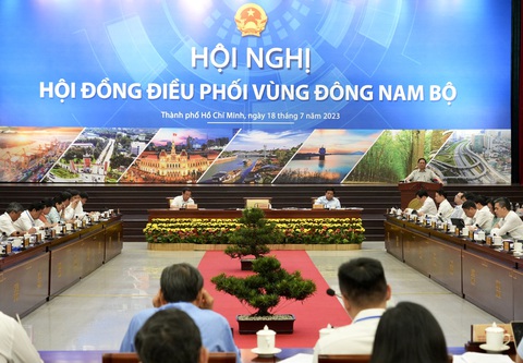 Thủ tướng: Nghiên cứu lập quỹ phát triển hạ tầng vùng Đông Nam Bộ - Ảnh 3. Hội nghị lần đầu tiên của Hội đồng điều phối vùng Đông Nam Bộ lần thứ nhất - Ảnh: HỮU HẠNH