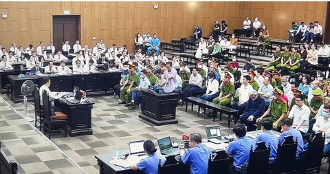 Cựu thứ trưởng Tô Anh Dũng khóc xin lỗi nhân dân - Ảnh 1. Cựu thứ trưởng Tô Anh Dũng bật khóc trong phần tự bào chữa tại phiên tòa xử vụ chuyến bay giải cứu - Ảnh: DANH TRỌNG