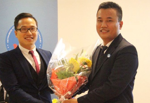 TS Võ Trung Âu (phải) khi nhận nhiệm vụ chủ tịch Hội Sinh viên Việt Nam tại Hungary nhiệm kỳ 2018 - 2021- Ảnh: T.YẾT TS Võ Trung Âu (phải) khi nhận nhiệm vụ chủ tịch Hội Sinh viên Việt Nam tại Hungary nhiệm kỳ 2018 - 2021- Ảnh: T.YẾT