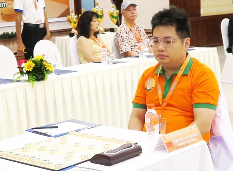 Cao thủ Trung Quốc lách cửa hẹp ở Giải cờ tướng Cúp Phương Trang - Ảnh 1. Đặc cấp đại sư Tưởng Xuyên vào tứ kết Giải cờ tướng các danh thủ quốc tế - Cúp Phương Trang 2023 - Ảnh: M.Q.