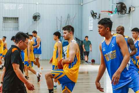 CLB Ho Chi Minh City Wings nỗ lực trở lại đường đua VBA 2023 - Ảnh 5. Vicnent Nguyễn (áo vàng, giữa) tập luyện cùng Ho Chi Minh City Wings - Ảnh: VBA