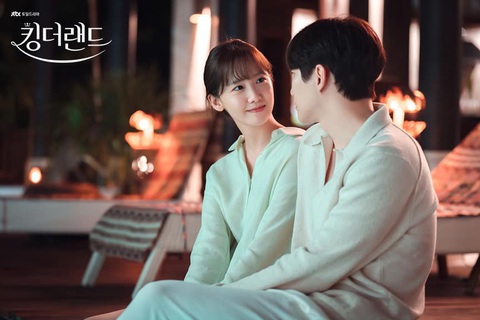 Hậu trường cảnh hôn Junho và YoonA khiến fan nghi ngờ phim giả tình thật - Ảnh 1. Phản ứng hóa học của YoonA và Lee Junho trong King the Land cực tình cảm