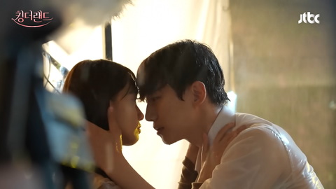 Hậu trường cảnh hôn Junho và YoonA khiến fan nghi ngờ phim giả tình thật - Ảnh 2. Hậu trường cảnh hôn Junho và YoonA khiến fan nghi ngờ phim giả tình thật - Ảnh 2.