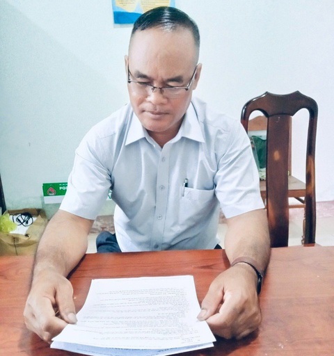 Cựu chiến binh 51 tuổi đậu tốt nghiệp THPT để học cao hơn - Ảnh 2. Ông Y Sem Ja ôn bài trước kỳ thi - Ảnh: M.P.