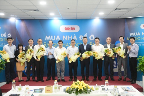 Làm gì để tháo gỡ các vướng mắc, tạo điều kiện cho thị trường bất động sản phát triển? - Ảnh 2. Ban tổ chức tặng hoa cảm ơn các khách mời tham dự tọa đàm - Ảnh: QUANG ĐỊNH