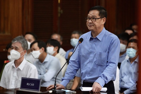 Khai trừ đảng 11 đảng viên của Tổng công ty Địa ốc Sài Gòn và Tổng công ty Công nghiệp Sài Gòn - Ảnh 1. Bị cáo Chu Tiến Dũng (cựu tổng giám đốc Tổng công ty Công nghiệp Sài Gòn) cùng các đồng phạm hầu tòa do vi phạm pháp luật - Ảnh: HỮU HẠNH