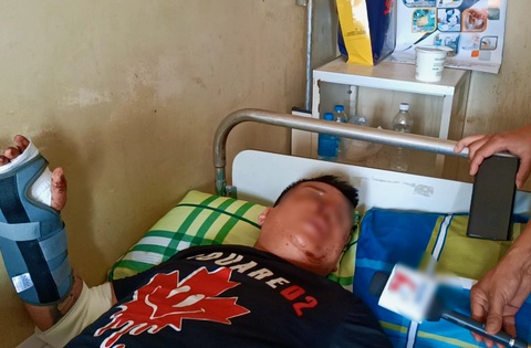 Vụ lật xe chở đoàn Trung Quốc: “Chúng tôi phải bò từ lỗ kính nứt để thoát ra ngoài” - Ảnh 1. Anh Nguyễn Văn Hoàng - hướng dẫn viên đoàn khách Trung Quốc - vẫn chưa hết bàng hoàng khi kể lại sự việc - Ảnh: MINH CHIẾN