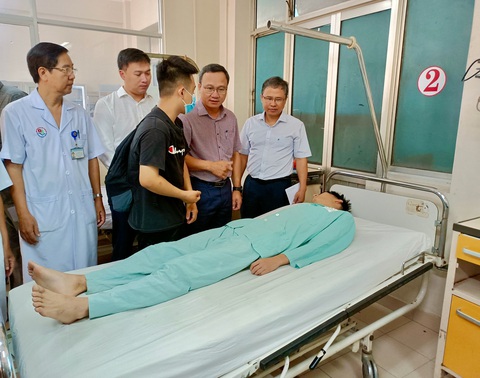 Vụ lật xe chở đoàn Trung Quốc: “Chúng tôi phải bò từ lỗ kính nứt để thoát ra ngoài” - Ảnh 2. Ông Khuất Việt Hùng - phó chủ tịch chuyên trách Ủy ban An toàn giao thông quốc gia (thứ hai từ phải sang) - cùng đoàn công tác đến thăm hỏi nạn nhân - Ảnh: MINH CHIẾN