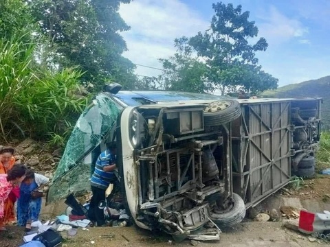 Vụ lật xe chở đoàn Trung Quốc: “Chúng tôi phải bò từ lỗ kính nứt để thoát ra ngoài” - Ảnh 3. Thời điểm xảy ra tai nạn tài xế không có nồng độ cồn, xe không chạy vượt mức quy định - Ảnh: THỤC NGHI