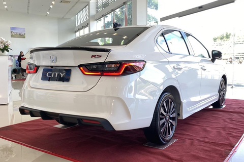 Tin tức giá xe: Honda City 2023 'nhanh chân' giảm giá tại đại lý, 'rẻ' hơn cả bản cũ 'xả kho' - Ảnh 3. Gói Honda Sensing trên City 2023 có nhiều tính năng an toàn cao cấp nhất phân khúc, như phanh giảm thiểu va chạm, đèn pha thích ứng tự động, ga tự động thông minh, giảm thiểu chệch làn đường, hỗ trợ giữ làn đường và thông báo xe phía trước khởi hành - Ảnh: Đại lý Honda/Facebook
