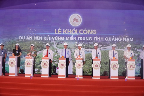 Quảng Nam khởi công dự án đường hơn 760 tỉ đồng liên kết vùng miền Trung - Ảnh 1. Bấm nút khởi công dự án đường liên kết vùng miền Trung tỉnh Quảng Nam - Ảnh: LÊ TRUNG