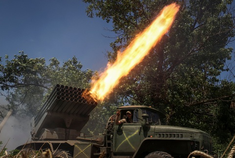 Lực lượng Ukraine khai hỏa ở vùng Donetsk ngày 18-7 - Ảnh: REUTERS Lực lượng Ukraine khai hỏa ở vùng Donetsk ngày 18-7 - Ảnh: REUTERS