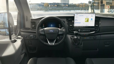 Ford Transit được nâng cấp với nội thất giờ không khác xe Ford du lịch - Ảnh 2. Táp lô Transit giờ nhìn rất giống xe du lịch với bảng đồng hồ kỹ thuật số và màn hình cảm ứng trung tâm cỡ lớn - Ảnh: Ford