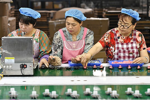Lao động làm việc trong nhà máy ở tỉnh An Huy, miền đông Trung Quốc - Ảnh: AFP Lao động làm việc trong nhà máy ở tỉnh An Huy, miền đông Trung Quốc - Ảnh: AFP