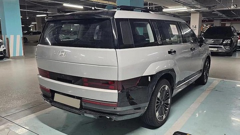 Hyundai Santa Fe lộ mặt thực tế ngay sau ngày công bố đầu tiên - Ảnh 2. Giao diện đuôi xe khá đơn giản và phần nào đó nhàm chán - Ảnh: The Korean Car Blog