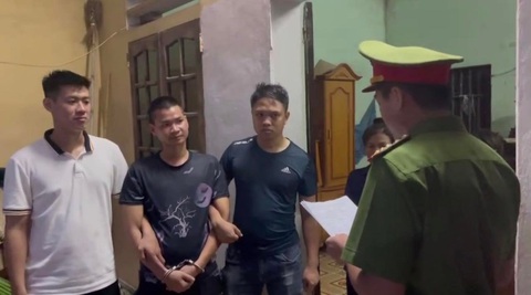 Nam tài xế xe ôm công nghệ tại Hà Nội bị sát hại dã man để cướp tài sản - Ảnh 1. Công an huyện Đông Anh đọc lệnh bắt nghi phạm Công để điều tra về hành vi giết người, cướp tài sản - Ảnh: CACC