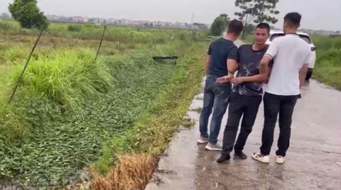 Nam tài xế xe ôm công nghệ tại Hà Nội bị sát hại dã man để cướp tài sản - Ảnh 2. Nghi phạm Công thực hiện hiện trường vụ án mạng - Ảnh: CACC