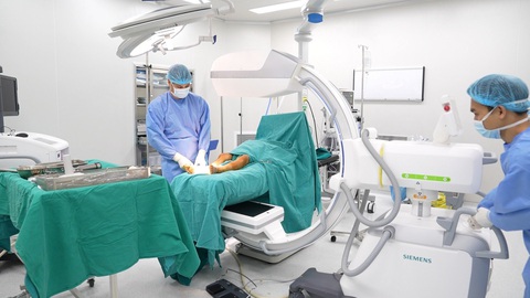 Hệ thống X-quang C-arm (System ID: 181251) là máy X-quang di động cánh tay C với hệ thống tăng sáng truyền hình phục vụ cho các thao tác soi, chụp và can thiệp trong chấn thương, chỉnh hình, kiểm soát vùng tổn thương. Ảnh: Đ.H Hệ thống X-quang C-arm (System ID: 181251) là máy X-quang di động cánh tay C với hệ thống tăng sáng truyền hình phục vụ cho các thao tác soi, chụp và can thiệp trong chấn thương, chỉnh hình, kiểm soát vùng tổn thương. Ảnh: Đ.H