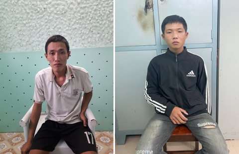 Bắt 2 kẻ bắn súng vào vợ chồng đi trên quốc lộ N2 ngày 1-7 - Ảnh 1. Phú và Thuận tại cơ quan điều tra - Ảnh: Công an Tân Thạnh